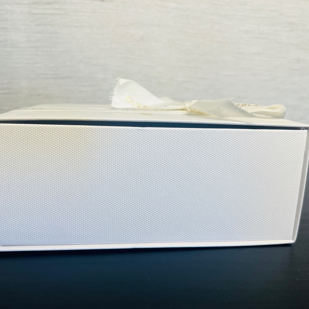 Guerlain White Box with Gold Ribbon - Picture 3 of 4